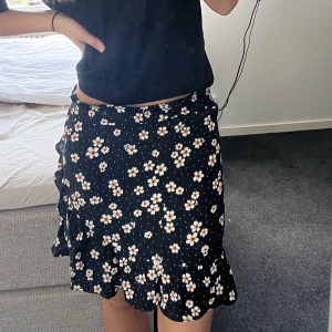 Blommig kjol med volang  - blommig kjol emd volang från monki 