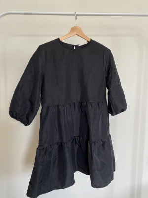 Puffklänning - Ursöt svart klänning från H&M med puffärmar. Otroligt fin men snäppet för liten för mig som är en 36a. Klänningen är från barnavdelningen och är en 164 men skulle absolut säga att det motsvarar en 34a! 