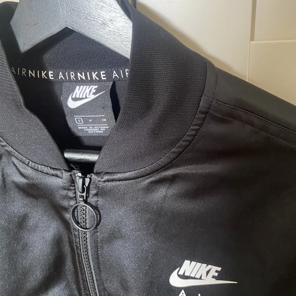 Jacka/tröja från Nike, oanvänd, storlek S. Hoodies.