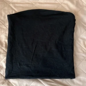 Tub topp - En svart vanlig tub topp i storlek M men passar även dig i S. Den är från Cubus. Om du är intresserad och vill se den på, skriv då gärna! 