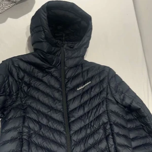 Peak performance  - Helt ny i god skick, använd endast 4 månader. Pris kan diskuteras vid snabbaffär