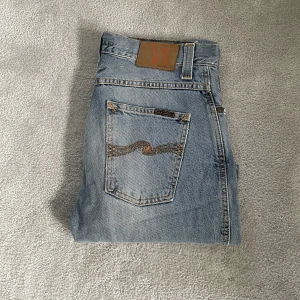 Nudie Jeans 30/32 - Säljer nu dessa feta Nudie Jeans i storlek 30/32 | Skick: 9/10 endast använda ett fåtal gånger | Nypris: 1800 kr | Mitt pris: 449 kr | Hör av er vid minsta fråga eller fundering :)