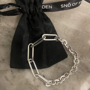 Snö Of Sweden  - Trendigt armband från Snö Of Sweden. 🤍✨