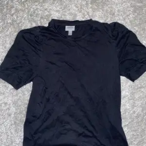 Svart t-shirt med puffärmar från VeroModa, endast använd fåtal gånger!!