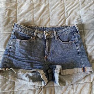 Low waist jeans shorts  - Blåa Low waist jeansshorts i mycket bra skick.  Storlek 34