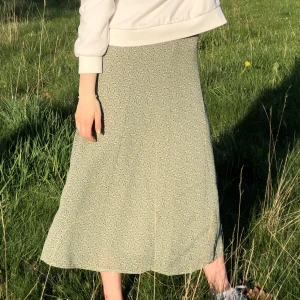 Blommig långkjol  - Ljusgrön långkjol med vita och rosa blommor från esprit 🌸 Storlek: xs