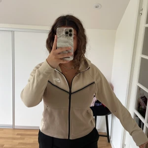 NIKE TECH beige dam  - Bra skick. Kommit till användning Max 3 ggr då det inte är min stil längre. Ordinarie pris: 1200kr Pris kan diskuteras.
