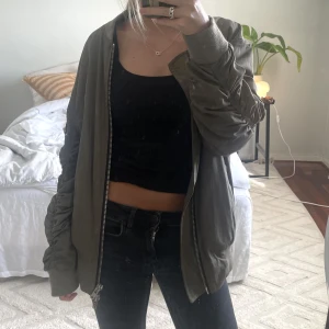 Bomberjacka - Jättefin bomberjacka som är perfekt nu till hösten! Skriv om du har frågor eller vill ha flera bilder💗