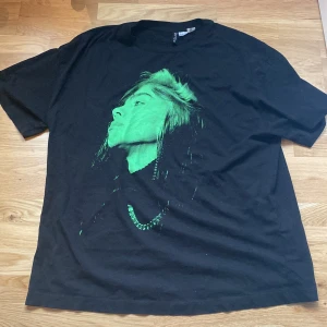 Billie Eilish Baggy t-shirt  - Billie Eilish merch köpt från H&M. Tröjan har använts ett par gånger och är i bra skick! 