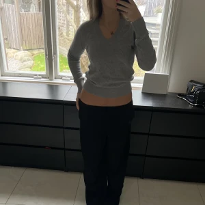 Tröja  - Snygg grå tröja med urringning vid halsen. Från Wakakuu!❤️