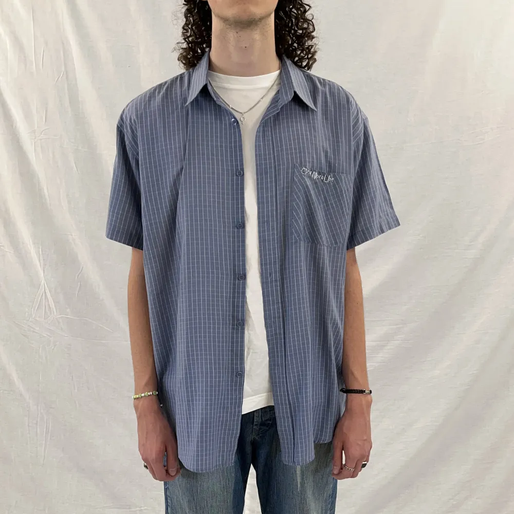 Blå skjorta köpt secondhand, finns att köpa på instagram ”One More Use” som är mitt UF företag 🫶. Skjortor.