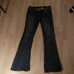 Detta är jättefina jeans som är för små för mig. De är lågmidjade, mörkblåa bootcut jeans som är utsvängda i benen. De har söta detaljer vid fickorna. Perfekt längd på dem med längre ben. Sitter bra på mig som är 166 men är lite långa så passar 170.