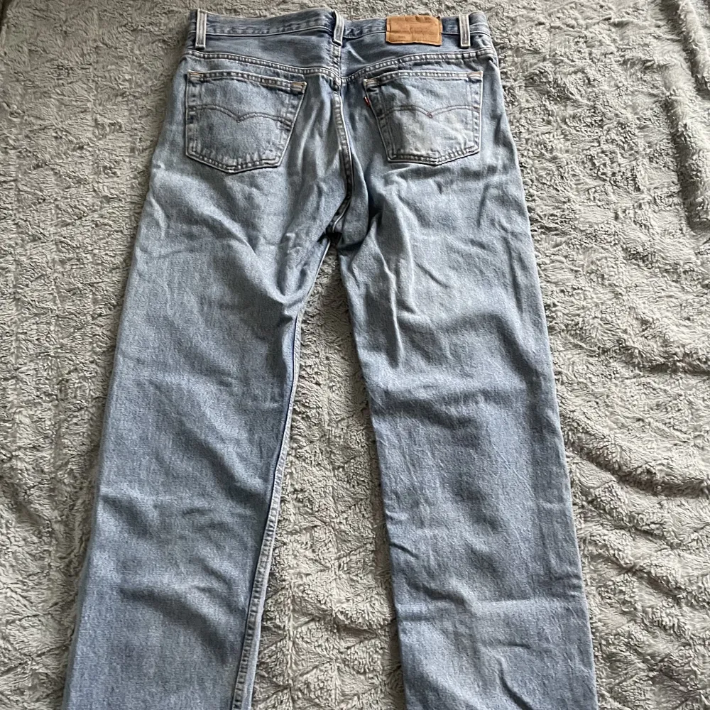 Blåa jeans från Levis, modell 501 med knappgylf. Säljes då de inte längre används.. Jeans & Byxor.