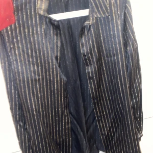 Blus från & Otter stories  - Blus/skjorta från & Other stories. Svart silke mer guldiga ränder. Helt oanvänd pga för liten