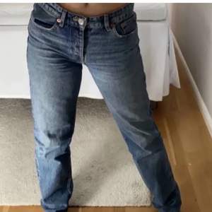 Skitsnygga midrise jeans från zara. Storlek 38. Midjemått 39 cm rakt över. Innerbenslängd 80 cm 