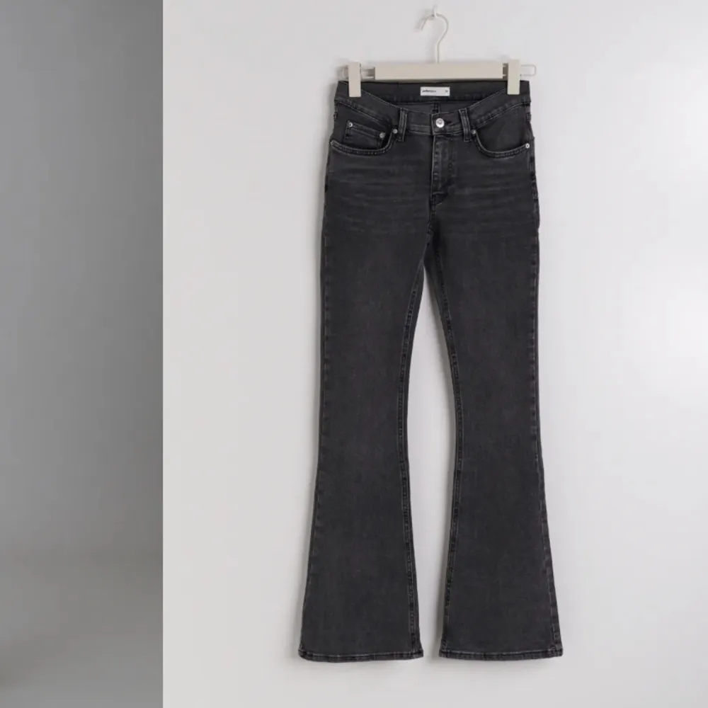 säljer mina gråa lowaist bootcut jeans från gina då de tyvärr inte kommer till användning längre, ordinarie pris 500kr❤️ . Jeans & Byxor.