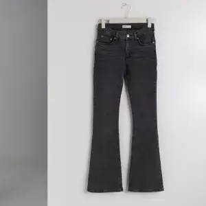 säljer mina gråa lowaist bootcut jeans från gina då de tyvärr inte kommer till användning längre, ordinarie pris 500kr❤️ 