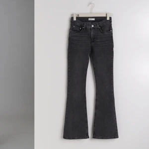gråa lowaist bootcut jeans  - säljer mina gråa lowaist bootcut jeans från gina då de tyvärr inte kommer till användning längre, ordinarie pris 500kr❤️ 