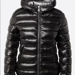 Colmar jacka  - Fin glansig colmar jacka som ej kommer till användning längre, använd ca 4-5 gånger ❣️ Skriv för fler bilder☺️ Den passar Xs/S. 