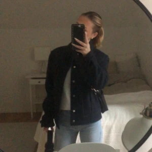 Jacka  - En perfekt höst jacka som är super fin, säljer pågrund av att jag har massa jackor och rensar ut. Den är i bra skick 🫶🏼