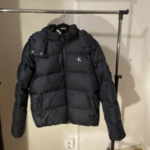 Calvin Klein jacka - Jättefin jacka i bra skick, använd under förra vintern men är för liten nu tyvärr. Köpte den på Zalando för ca 2600kr pris går att diskutera vid snabb affär. Inga hål eller defekter på den, som ny, 