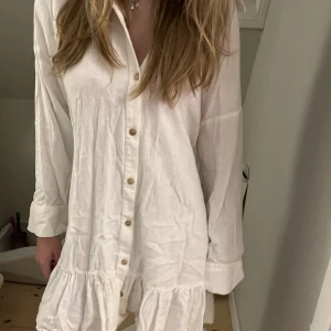 Klänning  - Jätte gullig vit skjort klänning från zara perfekt för utomlands ❤️🤩