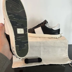 🤩Valentino Flycrew🤩 - Säljer nu mina valentino flycrew i utmärkt skick utöver att en nit är borta ,med dustbag. Mer info kan fås i dm, hör av dig vid minsta fundering🙌🤩