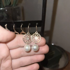 Örhängen  - Örhängen i äkta silver, fint skick. Putsas upp innan jag postar🥰