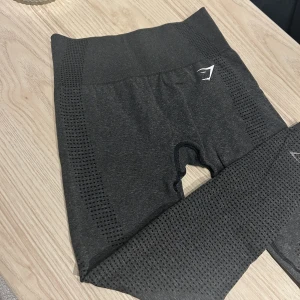Gymshark träningstights - Ena loggan längst ner på höger ben har lossnat annars inga defekter.