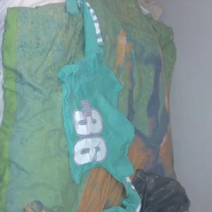 Tröja - Den är magtröja men den är ej klippt färgen turkos 