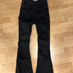 Svarta bootcut jeans, bra skick och knappt använda