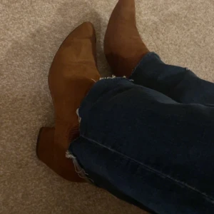 stövletter - säljer dessa bekväma o perfekta mockaskorna. superfina och ser helt oanvända ut! skriv för fler bilder elr prisförslag