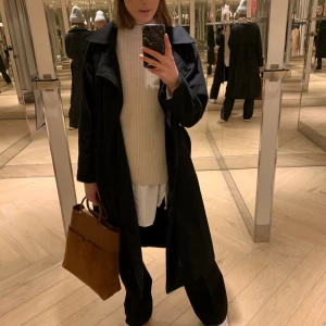 Lång bikbok kappa - Säljer min långa bikbok kappa, strö XS men passar större och mindre❤️