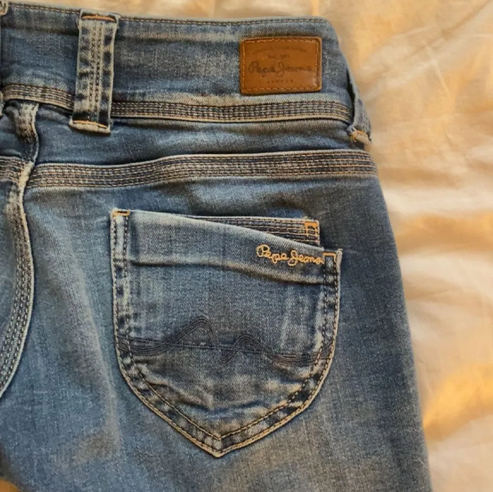 säljer mina älskade pepe jeans då de har blivit förstora för mig. köpta för 1000kr på zalando för 2-3 månader sen❣️❣️. Jeans & Byxor.