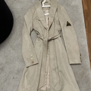 Kappa - Jättefin beige kappa från celastine i storlek s. 💕🤩Knappt använd och i bra skick utöver att det har funnits en avtagbar päls som nu är borta. Köparn står för frakt, Använd gärna ”köp nu” 🤍