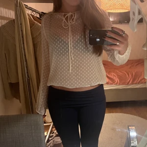 Vit prickig meshblus - Säljer denhär supersnygga vita meshblus med knytning💘🙏🏼perfekt festtröja eller till skolan!(Blusen är i storlek 40 men passar mig som brukar ha S/M)