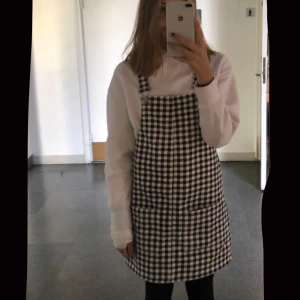 Jeansklänning i svartvitt - Säljer denna unika Jeansklönning i svart-och vitrutigt mönster🥰så fin till sommaren, strl 34💕