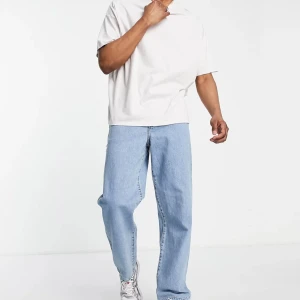 Baggy byxor - Baggy byxor som har aldrig varit använda. Det är i bra skick för den aldrig varit använd. Orginal pris 600kr.