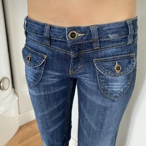 Lågmidjade jeans  - Jeans nr: 19 💓 Midjemått (rätt över): 37 cm Innerbenslängd: 78 cm Lårmått (rätt över): 23 cm  Modellen på bilden är 170 cm  Köp gärna via ”KÖP NU” 💘 Skriv om ni har några frågor eller funderingar//Perfectjeans🫶🏽