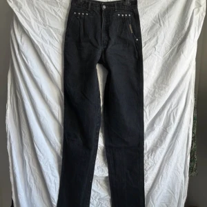 Jeans Rocky Mountain  - Super snygg passform. Köpa secondhand. Har balla detaljer och formar rumpan super snyggt. Jag är 177 och dessa är långa i benen. Inga fläckar eller skavanker. Vill du se hur dem sitter på? Skriv så skickar jag bild!
