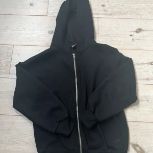 Gina tröja  - Jäte snygg hoodie från Gina 