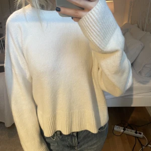 Stickad tröja - Stickad tröja i fint material från Other Stories. Varsamt använd 