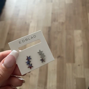 Edblad örhängen - Tre silverstjärnor på varsit öronhänge, jättesöta men trivs bäst i hoops👌🏽nypris-349kr