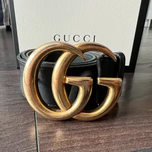 Ett svart Gucci skärp med guldiga spänne. Spännet är lite repigt men annars i bra skick.