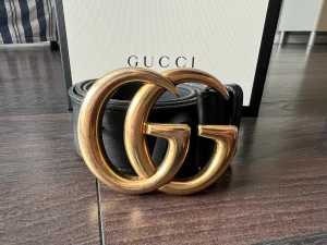 Gucci skärp  - Ett svart Gucci skärp med guldiga spänne. Spännet är lite repigt men annars i bra skick.