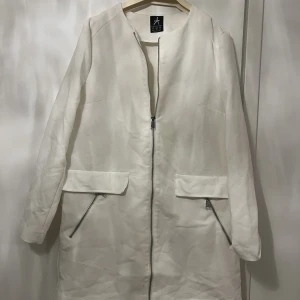 Vit tunn jacka  - I fint skick. Inga anmärkningar. Storlek 40. Jätte fin 