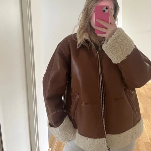 Gina Tricot jacka - Säljer denna sherlingjacka från GinaTricot i storlek XL så lite oversize. Köparen står för frakten. 