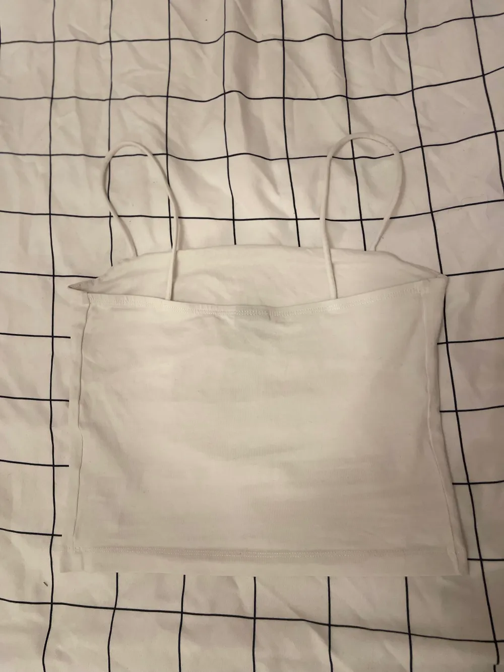 Ett vitt linne från Gina Tricot i storlek S. Har använts många gånger men använder inte längre 🫶🏼. Toppar.