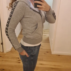 Adidas zip hoodie - Säljer min så snygga adidasfleece i storlek xs. Den sitter så bra och har inga defekter, dock så har den inga snören men det går att sätta dit.