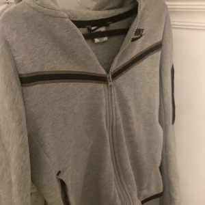 Nike tech fleece 😍 - använt 2 ggr. Jätte bra sick.barn stolek
